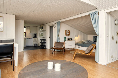 Espace séjour lumineux d'une maison de vacances à Hemmet, Danemark, avec cuisine ouverte et chambre confortable.