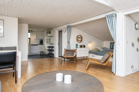 Helles Ferienhaus in Hemmet, Dänemark, mit offenem Wohnbereich, Küche und gemütlichem Schlafzimmer.