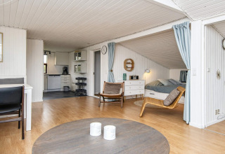 Area soggiorno luminosa in casa vacanze per 6 persone a Hemmet, Danimarca, con cucina aperta e camera accogliente.