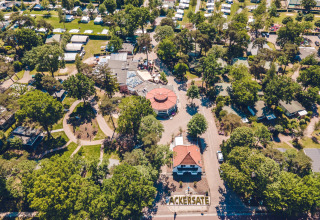 Luchtfoto van vakantiepark Ackersate in Gelderland, Nederland met chalets, bomen en groene omgeving.