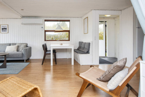 Lichte, eigentijdse leefruimte in het 6-persoons vakantiehuis in Hemmet, Denemarken, minimalistisch ingericht.
