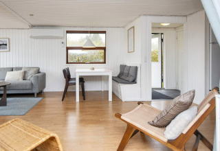 Salon moderne et lumineux de la maison de vacances 6 personnes à Hemmet, Danemark, déco minimaliste.