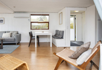Salon moderne et lumineux de la maison de vacances 6 personnes à Hemmet, Danemark, déco minimaliste.