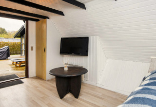 Salon lumineux dans une maison de vacances pour 6 personnes à Hemmet, Danemark, avec TV et accès terrasse.