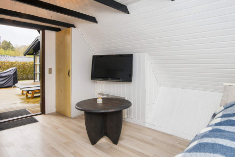 Salon lumineux dans une maison de vacances pour 6 personnes à Hemmet, Danemark, avec TV et accès terrasse.