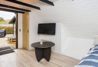 Soggiorno luminoso in casa vacanze per 6 persone a Hemmet, Danimarca, con TV e accesso al terrazzo.