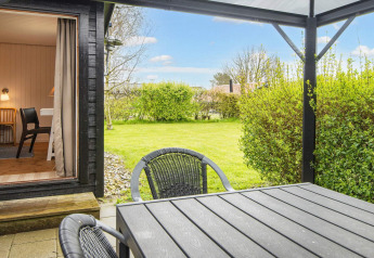 Uitzicht vanaf het terras van een 6-persoons vakantiehuis in Hemmet, Denemarken, met tuin en zitje buiten.