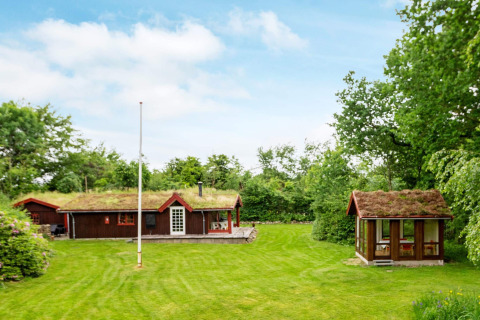 Gemütliches Ferienhaus für 6 Personen in Roslev mit Grasdach, großem Garten und Pavillon.
