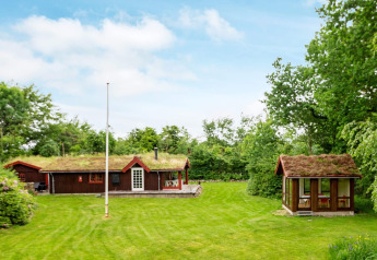 Sfeervol 6-persoons vakantiehuis in Roslev met grasdak, ruime tuin en apart paviljoen.