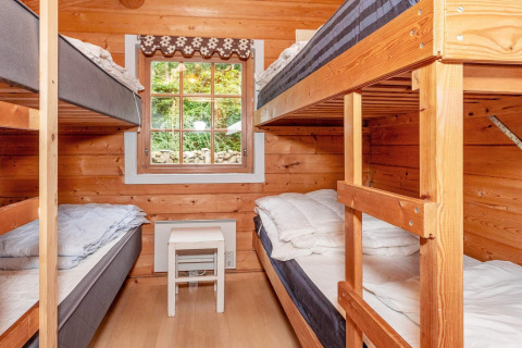 Habitación luminosa con literas de madera en casa de vacaciones para 6 personas en Roslev, Dinamarca.