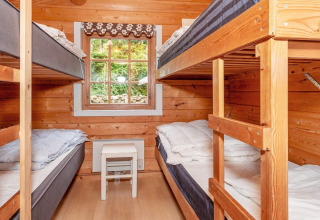 Gezellige houten stapelbedkamer in een vakantiehuis voor 6 personen in Roslev, Denemarken.