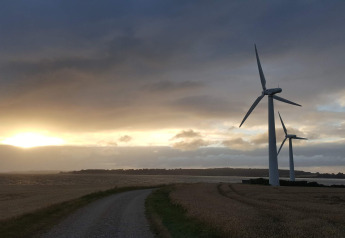 Windmolens bij zonsondergang in de buurt van '5 star holiday home in Sydals', Denemarken, landelijke rust.