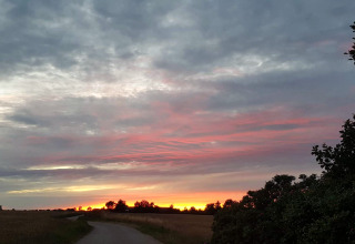 Superbe coucher de soleil près d'une maison de vacances 5 étoiles à Sydals, Danemark, avec ciel coloré.