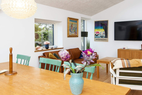 Séjour d'une maison de vacances 5 étoiles à Sydals, Danemark, avec décoration moderne et grandes fenêtres.