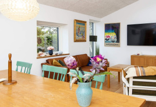 Sala de estar en una casa vacacional de 5 estrellas en Sydals, Dinamarca, con decoración moderna y arte.