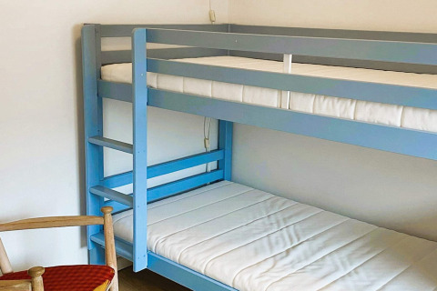 Foto de una litera azul con colchones blancos en una habitación de 5 star holiday home in Sydals, Dinamarca.