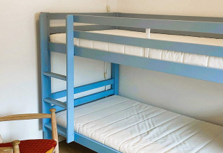 Een foto van een blauw stapelbed met witte matrassen in een kamer van 5 star holiday home in Sydals, Denemarken.