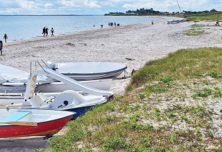 Strand bij ‘5 sterren vakantiehuis in Sydals’, Denemarken, met boten, zand en wandelaars.
