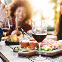 Restaurante - amigos en la terraza