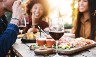 Restaurante - amigos en la terraza