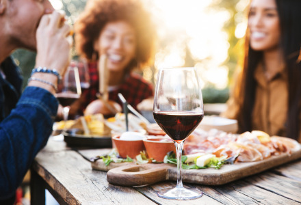 Restaurante - amigos en la terraza