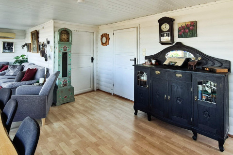 Gemütliches Wohnzimmer im 12-Personen-Ferienhaus in Tau, Dänemark, mit antiken Möbeln und Dekoration.
