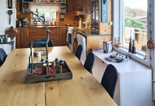 Knusse eet- en keukenruimte in een 12-persoons vakantiehuis in Tau, Denemarken, met houten accenten.