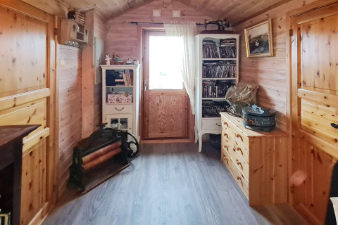 Gezellige houten gang met boekenkasten en ladekast in 12-persoons vakantiehuis in Tau, Denemarken.