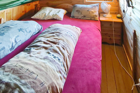 Dormitorio en casa de vacaciones para 12 personas en Tau, Dinamarca, con cama doble y mesa de noche.
