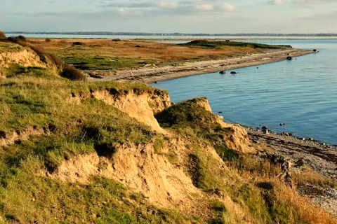 Paysage côtier près de la maison de vacances pour 6 personnes à Bogense, Danemark, avec falaises.