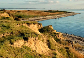 Paysage côtier près de la maison de vacances pour 6 personnes à Bogense, Danemark, avec falaises.