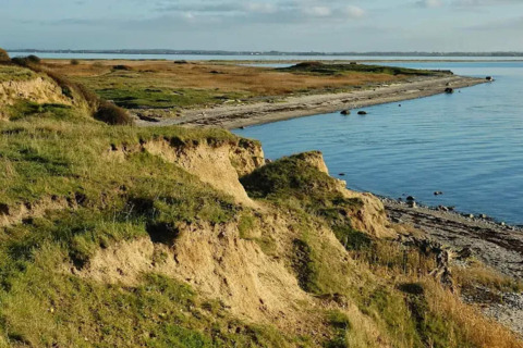Kustlandschap bij het 6-persoons vakantiehuis in Bogense, Denemarken, met kliffen en water.