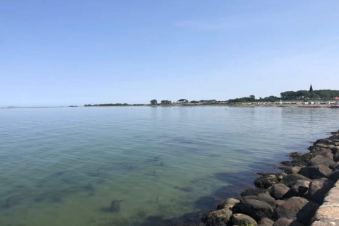 Zicht vanop vakantiehuis voor 6 personen in Bogense, Denemarken, met kalme zee en blauwe lucht.