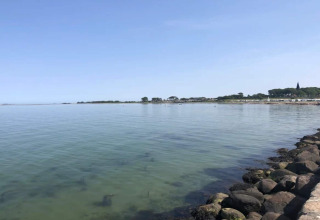 Uitzicht vanaf 6-persoons vakantiehuis in Bogense, Denemarken, op rustige zee en heldere blauwe lucht.