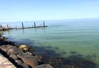 Photo d'une jetée et de personnes nageant en mer près d'un gîte 6 personnes à Bogense, Danemark.