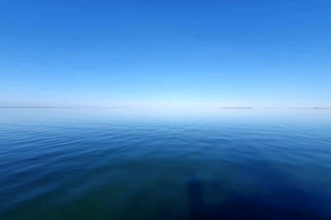 Vue sur la mer calme sous un ciel bleu clair au gîte 6 personnes à Bogense, au Danemark.