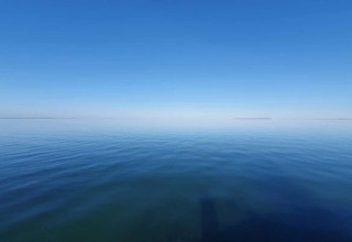 Blick auf das ruhige Meer unter klarem blauen Himmel am 6-Personen-Ferienhaus in Bogense, Dänemark.