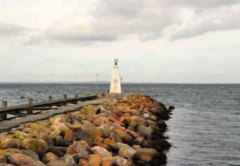 Jetée rocheuse avec petit phare près de la mer, près du gîte 6 personnes à Bogense, Danemark.