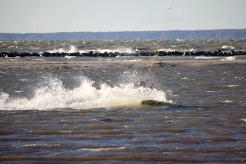 Vagues éclaboussantes près du rivage du gîte pour 6 personnes à Bogense, Danemark.