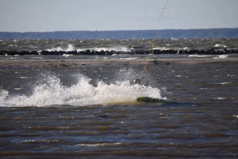 Spattende golven op zee bij het 6-persoons vakantiehuis in Bogense, Denemarken.