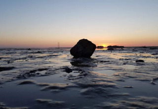 Roca en la costa poco profunda al atardecer, vista desde casa de vacaciones de 6 personas en Bogense, Dinamarca.