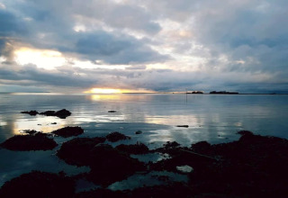 Coucher de soleil sur une mer calme vu depuis une maison de vacances pour 6 personnes à Bogense, Danemark.