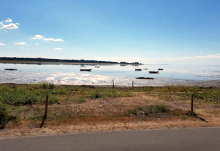 Vue sur une eau calme avec des petits bateaux près de la maison de vacances pour 6 personnes à Bogense, Danemark.