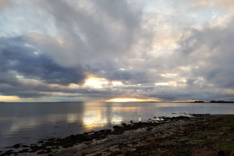 Vue sur la mer au coucher du soleil près du gîte pour 6 personnes à Bogense, Danemark.
