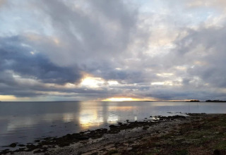 Udsigt over havet ved solnedgang fra stranden nær 6-personers feriehus i Bogense, Danmark.