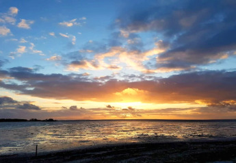 Superbe coucher de soleil sur la mer vu depuis la maison de vacances pour 6 personnes à Bogense, Danemark.