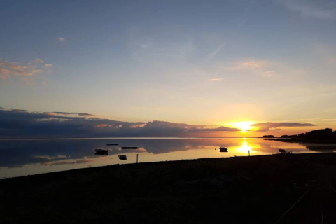 Zonsondergang over rustig water bij '6-persoons vakantiehuis in Bogense', Denemarken, met bootjes.
