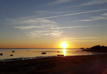 Coucher de soleil sur la mer vu depuis la maison de vacances 6 personnes à Bogense, Danemark, avec bateaux.