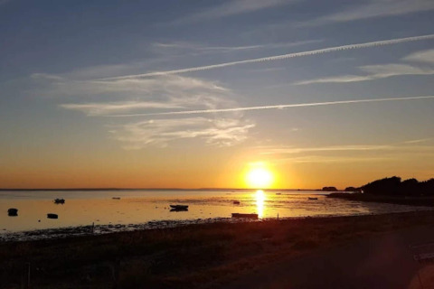 Sonnenuntergang am Meer bei der 6-Personen-Ferienwohnung in Bogense, Dänemark, Boote im Vordergrund.
