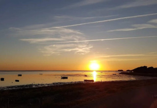 Zonsondergang aan zee gezien bij het 6 persoons vakantiehuis in Bogense, Denemarken, met bootjes.